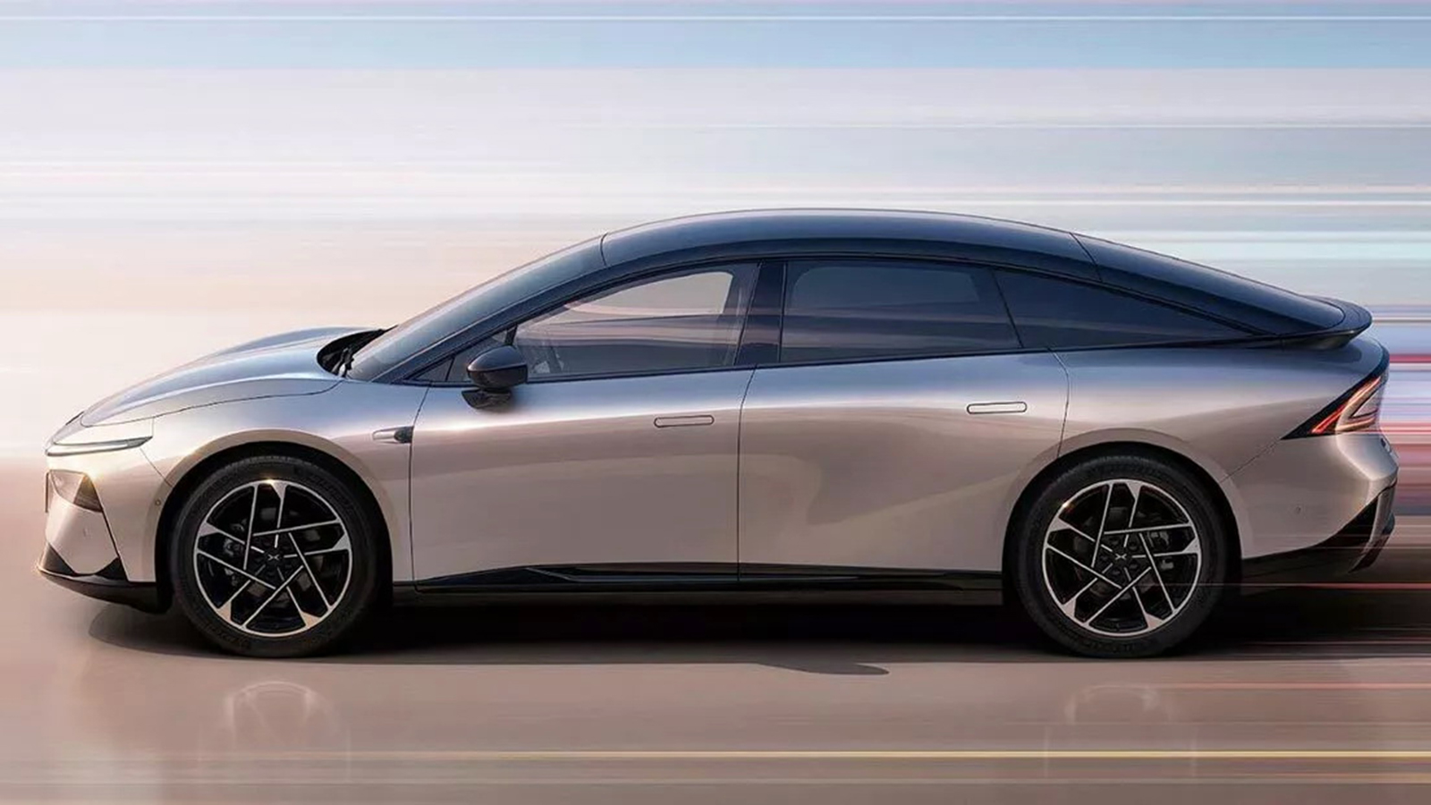 To XPeng P7+ είναι μεγάλο ηλεκτρικό fastback μήκους 5,06 μέτρων, το οποίο έχει έντονα κεκλιμένη οροφή, καθαρές επιφάνειες και φωτιστικά σώματα που εκτείνονται σε όλο το πλάτος του αμαξώματος.